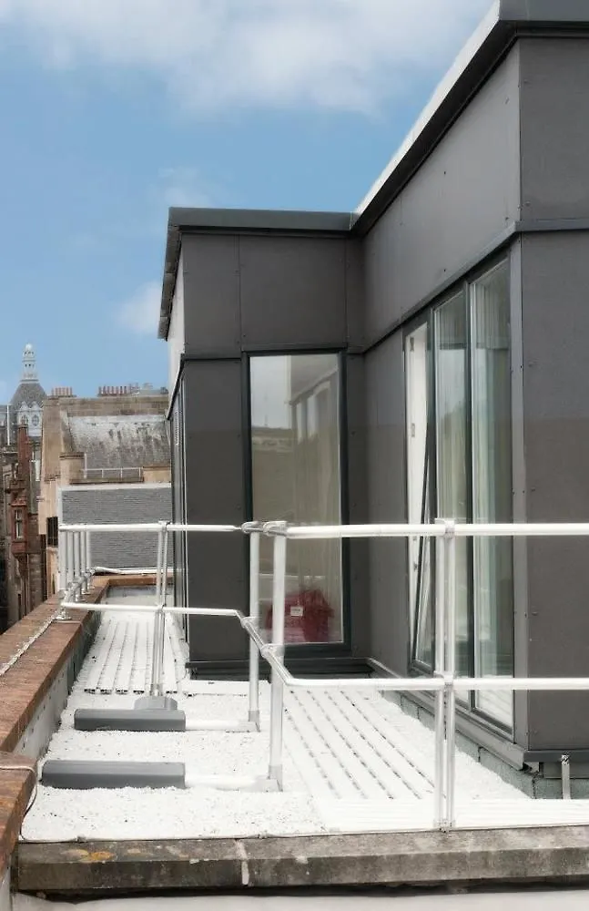 Destiny Student - Cowgate Daire Edinburgh 0*,
